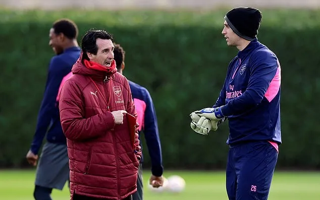 Cái lạnh khiến Ozil co rúm trong ngày trở lại sân tập Arsenal - Bóng Đá