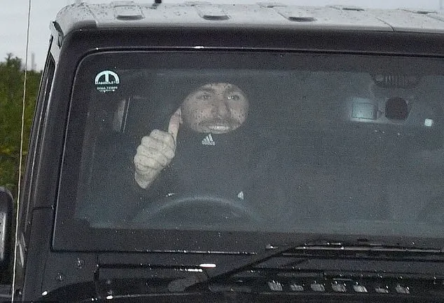 Tất cả bùn rũ rượi, 1 cầu thủ M.U giơ ngón tay cười hớn hở khi Mourinho bị sa thải - Bóng Đá