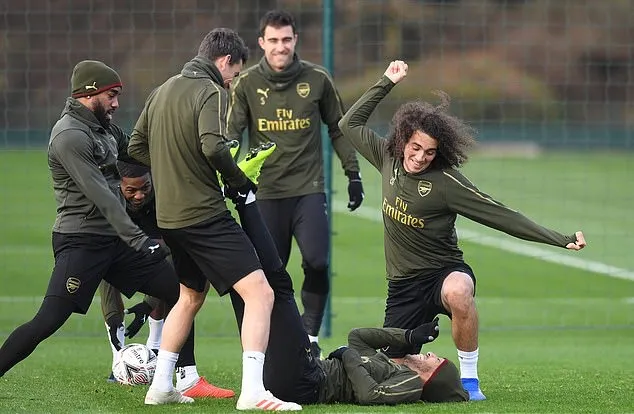 Hàng loạt sao trẻ xuất hiện, trong khi Ozil lại mất tích trên sân tập Arsenal - Bóng Đá