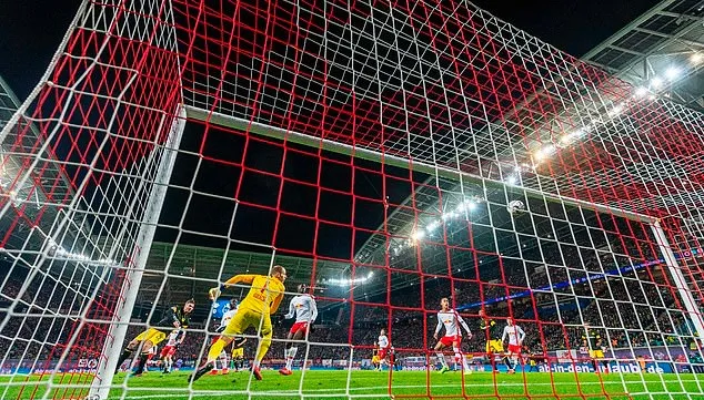 Mục tiêu của M.U tỏa sáng, Dortmund tái lập khoảng cách với Bayern - Bóng Đá