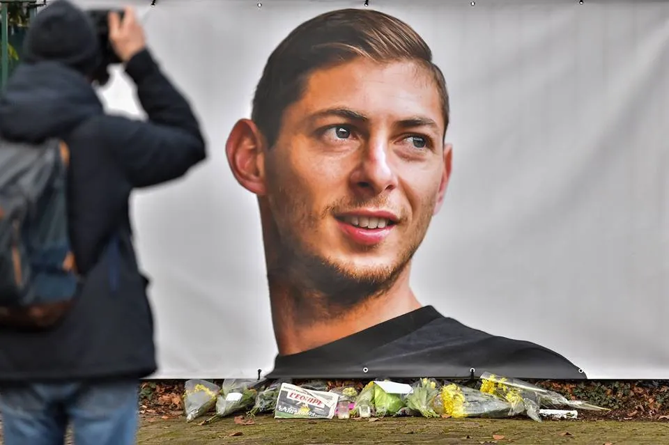 Đồng đội Emiliano Sala rơi lệ khi cảnh sát ra thông báo đáng sợ - Bóng Đá