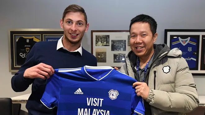 Đồng đội Emiliano Sala rơi lệ khi cảnh sát ra thông báo đáng sợ - Bóng Đá