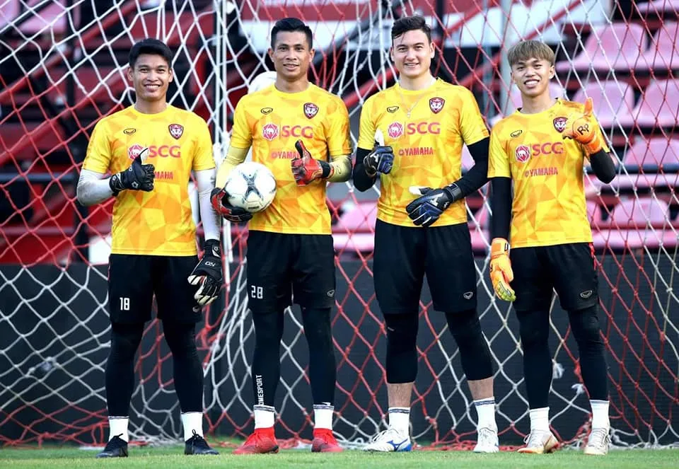 Văn Lâm cực chất trong buổi tập đầu tiên tại Muangthong United - Bóng Đá