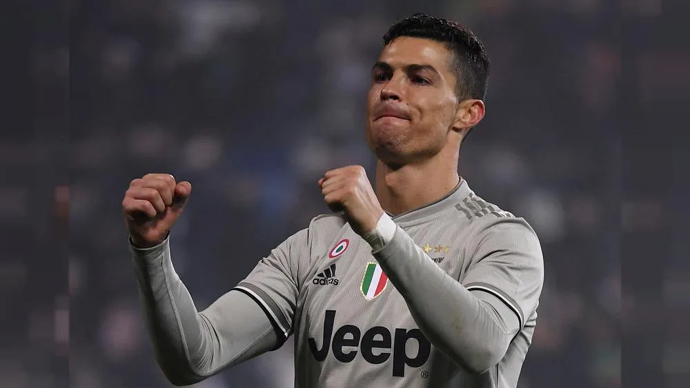 Fan cuồng phấn khích khi được ôm Ronaldo ngay trên sân - Bóng Đá