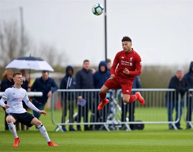 Vừa trở lại, Alex Oxlade-Chamberlain lại chấn thương - Bóng Đá