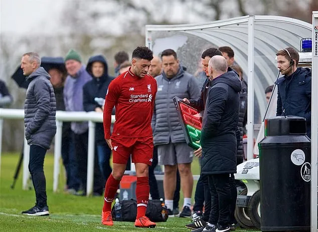 Vừa trở lại, Alex Oxlade-Chamberlain lại chấn thương - Bóng Đá