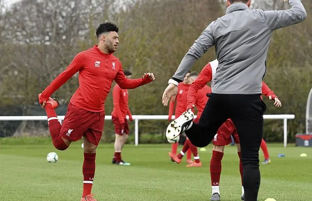 Vừa trở lại, Alex Oxlade-Chamberlain lại chấn thương - Bóng Đá