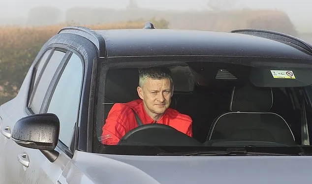 Ảnh Solskjaer, Man Utd tới sân tập - Bóng Đá