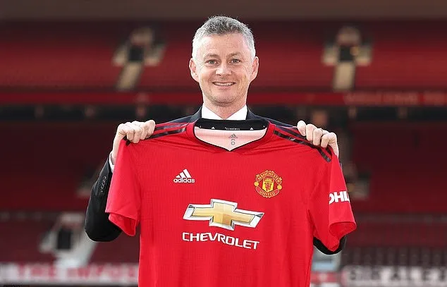 Ảnh Solskjaer, Man Utd tới sân tập - Bóng Đá