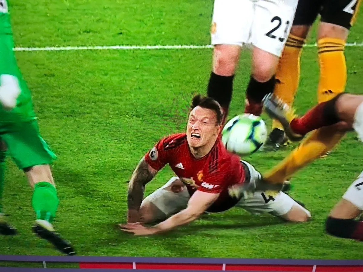 Nhìn Phil Jones mới thấy nỗi khốn khổ của hàng thủ Man Utd - Bóng Đá