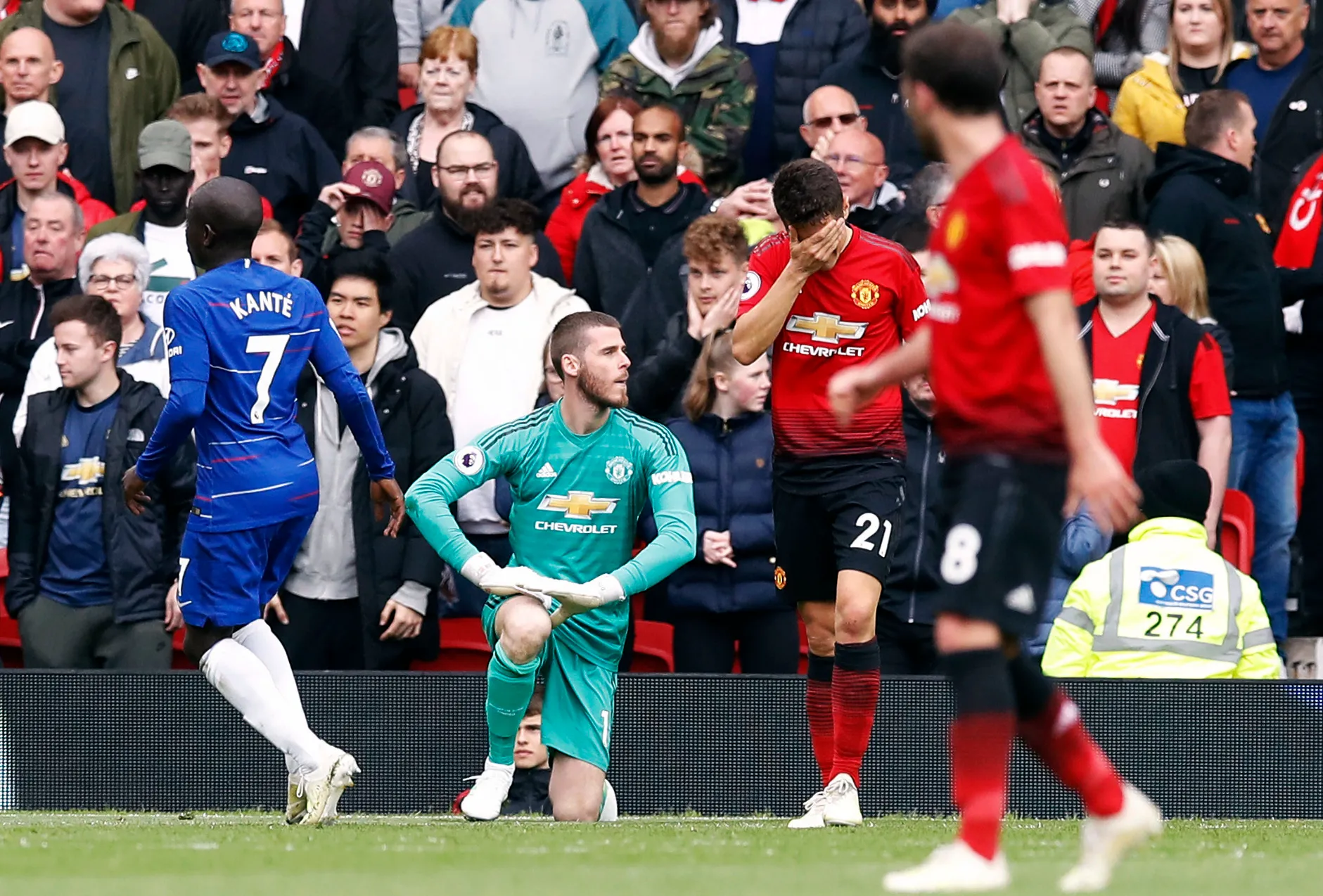 Liên tục mắc sai lầm, De Gea có hành động đặc biệt tới CĐV Man Utd - Bóng Đá