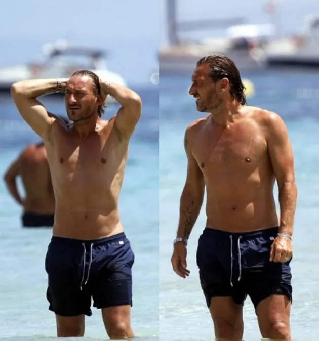 Francesco Totti enjoys Ibiza sun as he takes time to get over emotional Roma resignation after 30-year affiliation with the club - Bóng Đá
