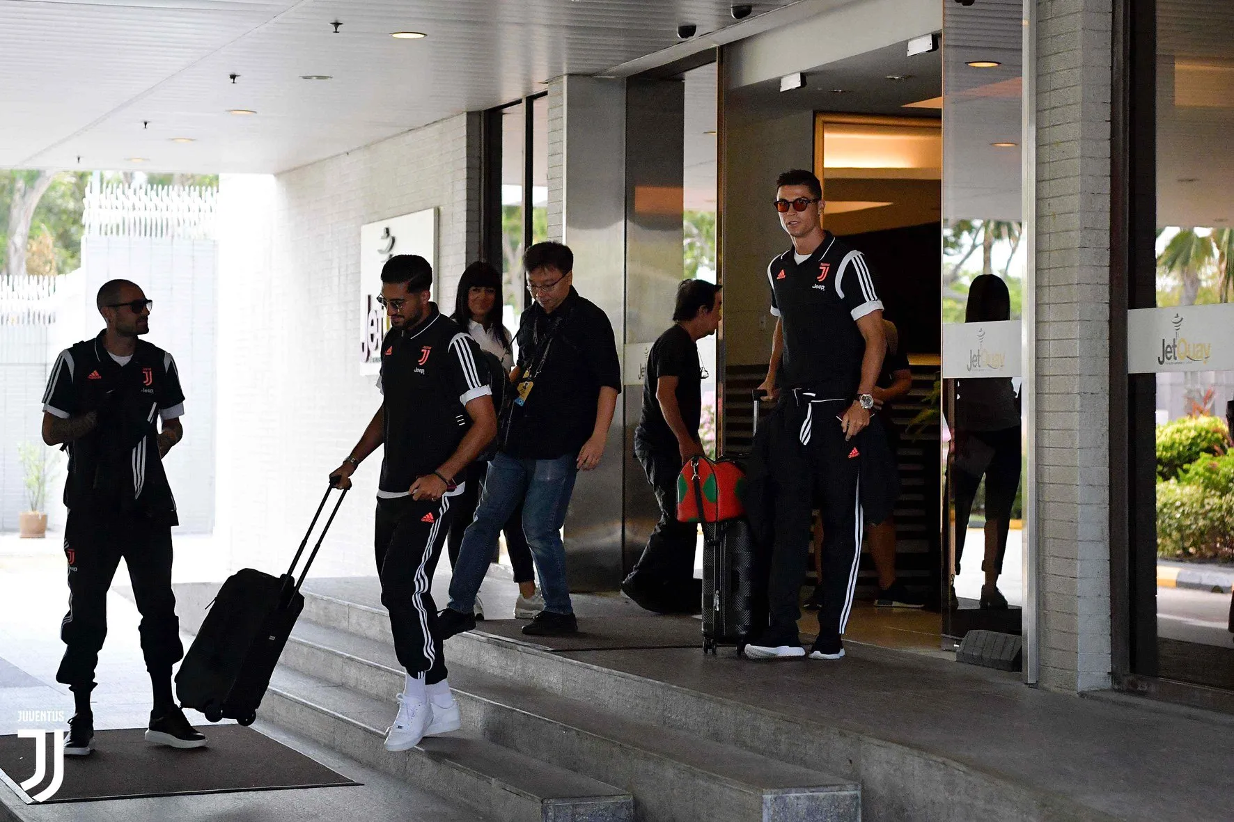 De Ligt chiếm 'spotlight' của Ronaldo khi Juve đặt chân tới Singapore - Bóng Đá