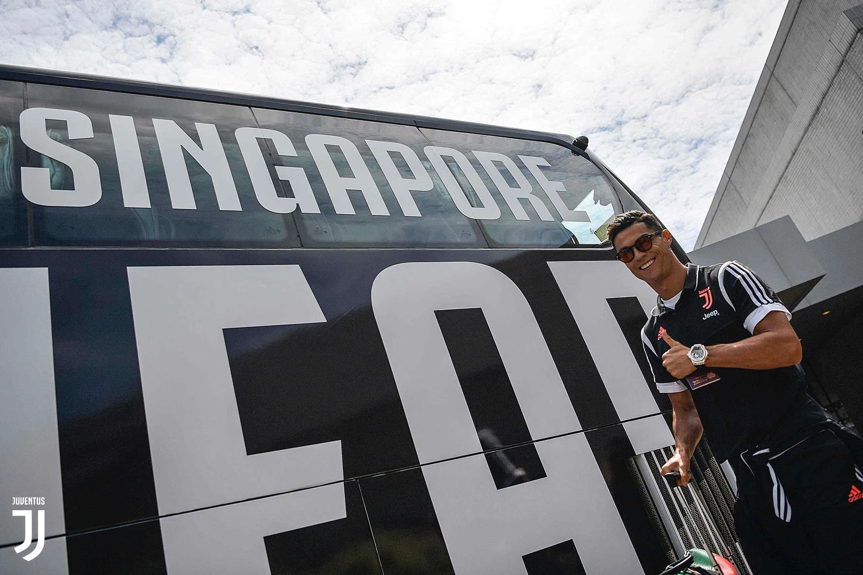 De Ligt chiếm 'spotlight' của Ronaldo khi Juve đặt chân tới Singapore - Bóng Đá