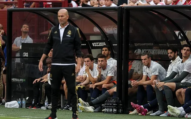 Bale is baffled at being left in the cold by Zidane... but after Asensio injury, he may have to make it work with Bale - Bóng Đá