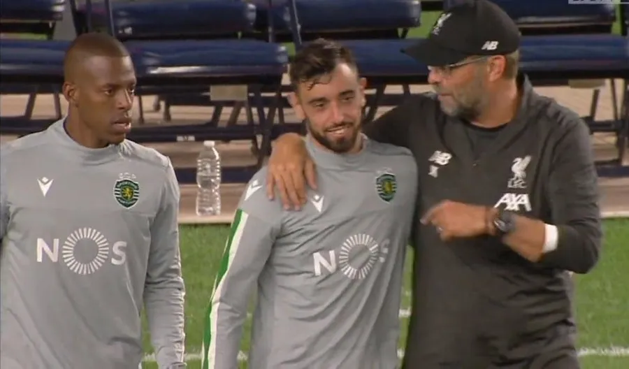 Ảnh Bruno Fernandes ôm ấp Jurgen Klopp - Bóng Đá