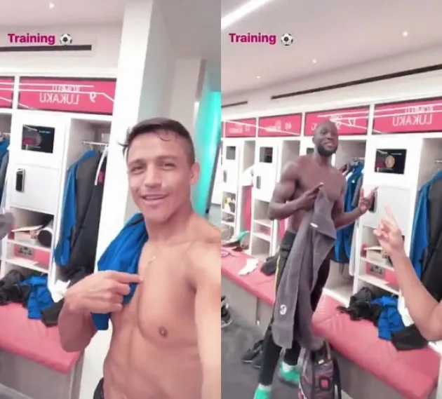The one who wants out... and the one they want out! Lukaku and Sanchez pose back in United's changing room at Carrington - Bóng Đá