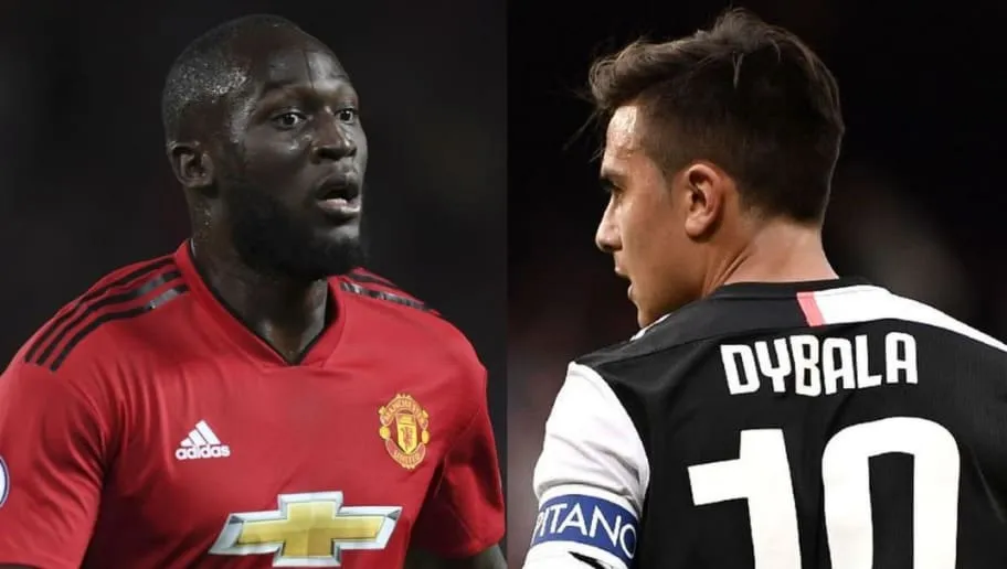 The one who wants out... and the one they want out! Lukaku and Sanchez pose back in United's changing room at Carrington - Bóng Đá