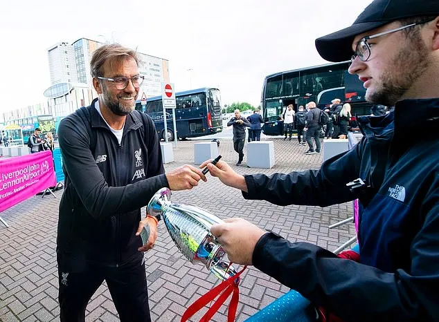 Ảnh Liverpool hành quân sang Istanbul - Bóng Đá