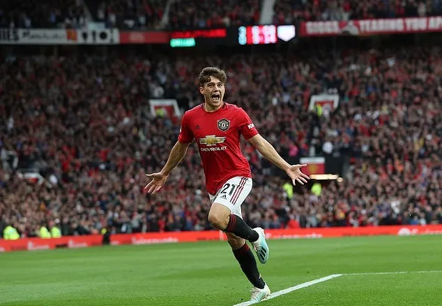 Manchester United winger Daniel James was so close to joining fierce rivals Leeds he posed with his name on the shirt - Bóng Đá