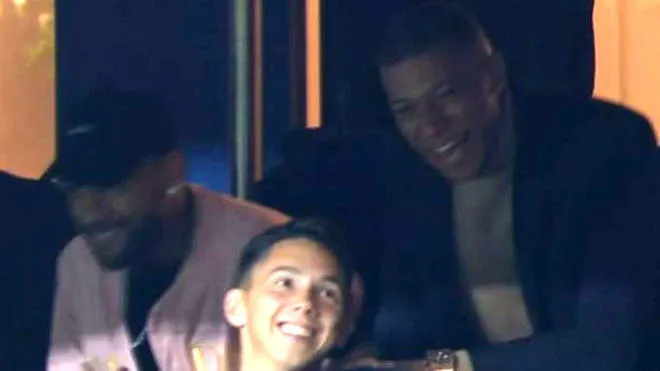 Neymar and Kylian Mbappe spotted laughing at Real Madrid as Paris Saint-Germain seal emphatic win - Bóng Đá