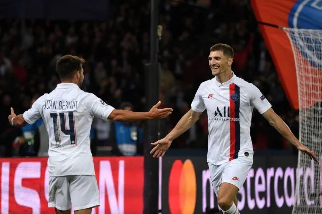 Neymar and Kylian Mbappe spotted laughing at Real Madrid as Paris Saint-Germain seal emphatic win - Bóng Đá