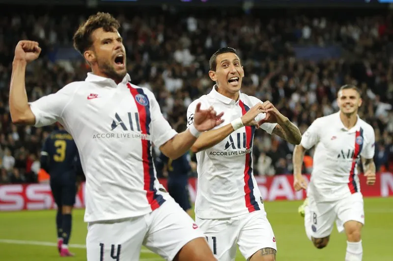 Neymar and Kylian Mbappe spotted laughing at Real Madrid as Paris Saint-Germain seal emphatic win - Bóng Đá