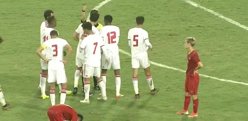 Chùm ảnh: Cầu thủ UAE thẻ đỏ - Bóng Đá