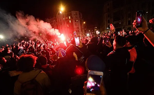 PSG stars celebrate with THOUSANDS of fans outside Parc des Princes amid coronavirus stadium closure as Angel di Maria leads party on balcony - Bóng Đá