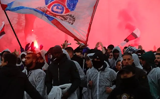 PSG stars celebrate with THOUSANDS of fans outside Parc des Princes amid coronavirus stadium closure as Angel di Maria leads party on balcony - Bóng Đá