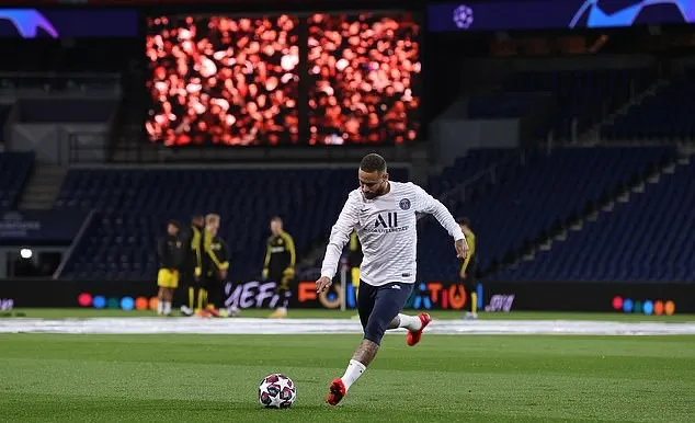 PSG stars celebrate with THOUSANDS of fans outside Parc des Princes amid coronavirus stadium closure as Angel di Maria leads party on balcony - Bóng Đá