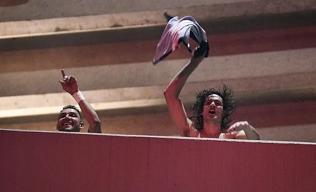 PSG stars celebrate with THOUSANDS of fans outside Parc des Princes amid coronavirus stadium closure as Angel di Maria leads party on balcony - Bóng Đá