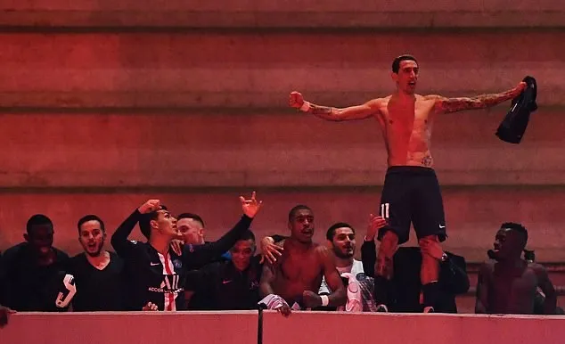 PSG stars celebrate with THOUSANDS of fans outside Parc des Princes amid coronavirus stadium closure as Angel di Maria leads party on balcony - Bóng Đá