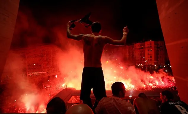 PSG stars celebrate with THOUSANDS of fans outside Parc des Princes amid coronavirus stadium closure as Angel di Maria leads party on balcony - Bóng Đá