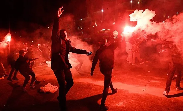 PSG stars celebrate with THOUSANDS of fans outside Parc des Princes amid coronavirus stadium closure as Angel di Maria leads party on balcony - Bóng Đá