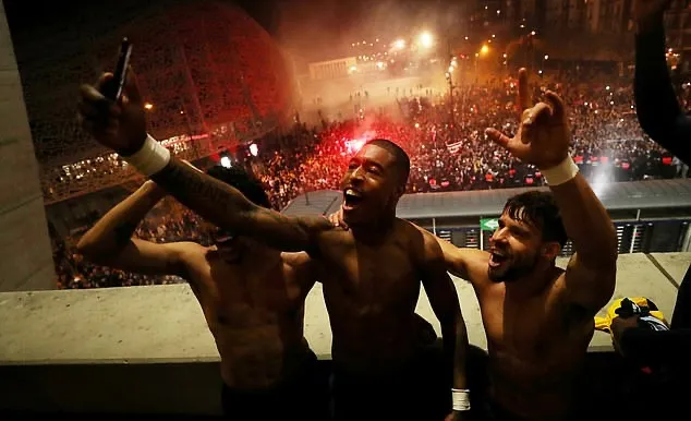 PSG stars celebrate with THOUSANDS of fans outside Parc des Princes amid coronavirus stadium closure as Angel di Maria leads party on balcony - Bóng Đá