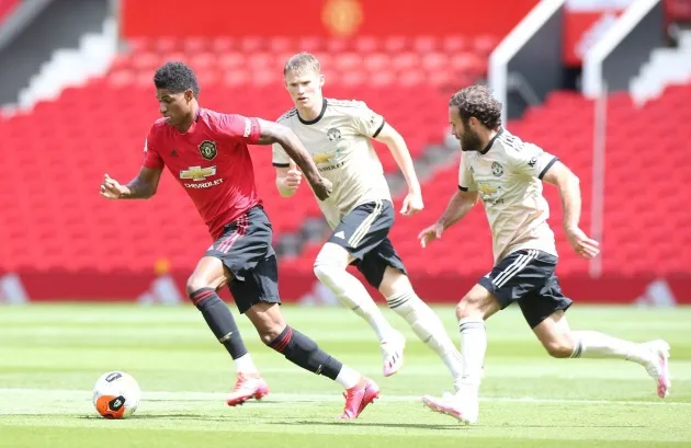 Man Utd thi đấu nội bộ: Pogba và Fernandes khiến tất cả phát sốt - Bóng Đá