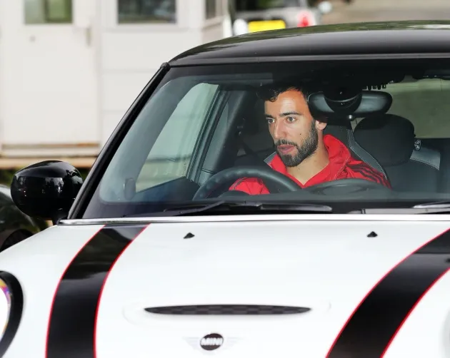Manchester United players arrive for training following Brighton victory - Bóng Đá