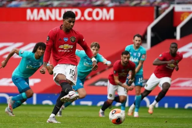 Why Marcus Rashford took Manchester United's penalty and not Bruno Fernandes - Bóng Đá