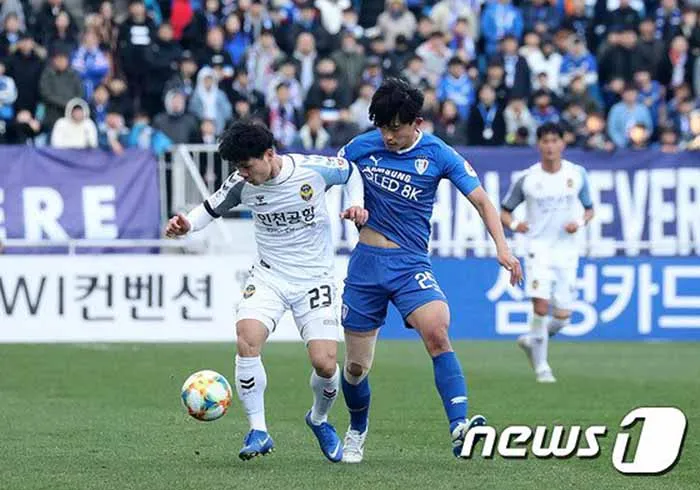 HLV Incheon nói 1 điều thật lòng về màn trình diễn của Công Phượng trận gặp Suwon - Bóng Đá