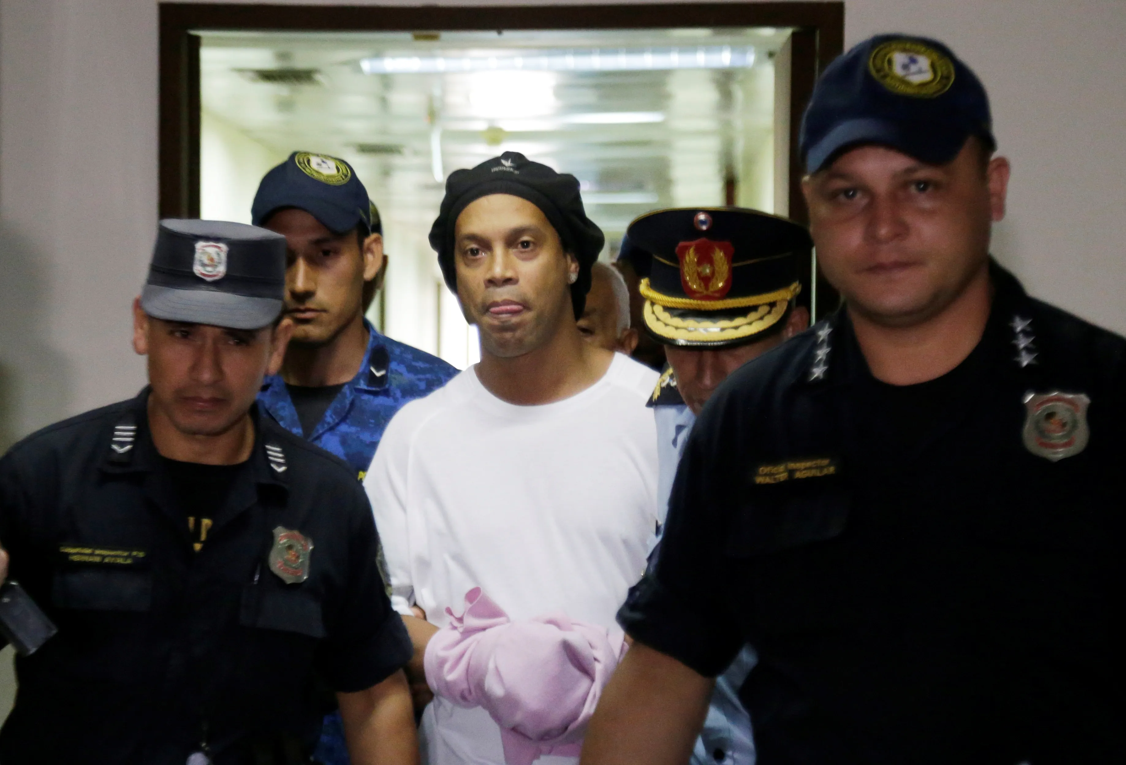 Vì COVID-19, Ronaldinho nhận thêm tin không vui trong nhà tù Paraguay - Bóng Đá