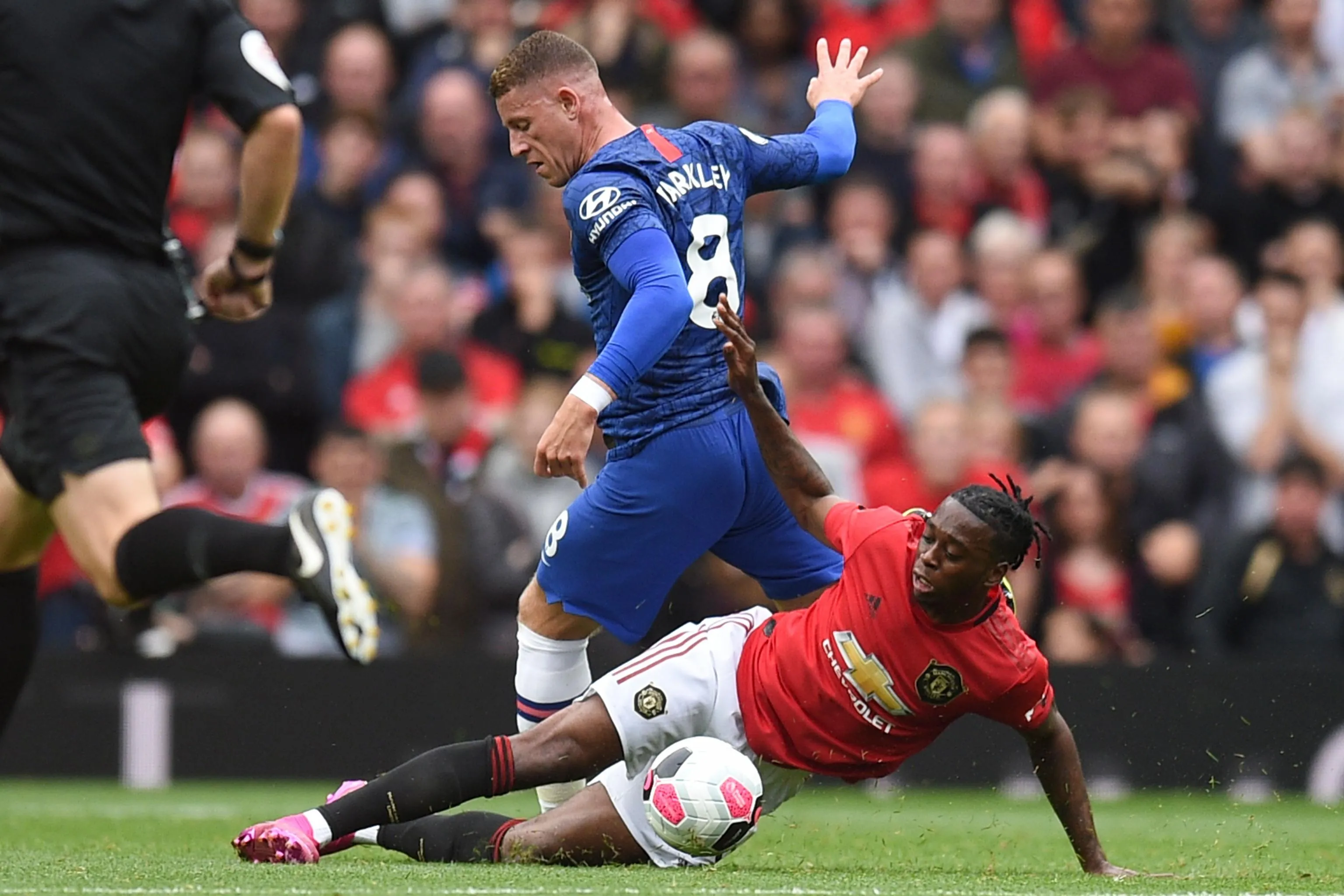 Wan-Bissaka thực hiện 1 nghĩa cử giữa mùa COVID-19, CĐV Man Utd phát cuồng - Bóng Đá