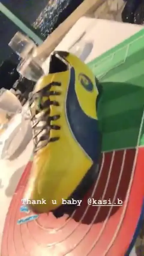 Usain Bolt được bạn gái tặng giày - Bóng Đá
