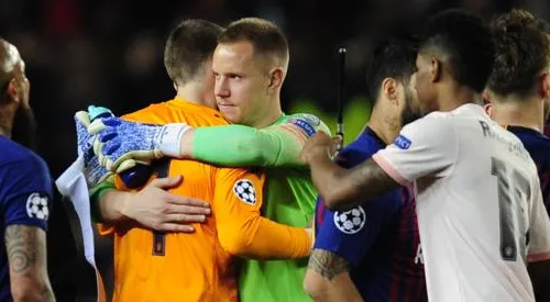 Ter Stegen nói chuyện với De Gea - Bóng Đá