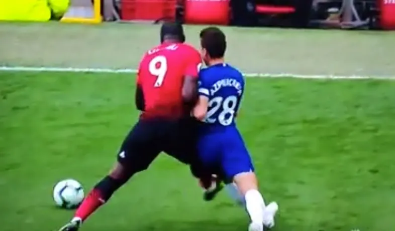 Lukaku húc Azpilicueta làm hư máy ảnh thợ chụp - Bóng Đá