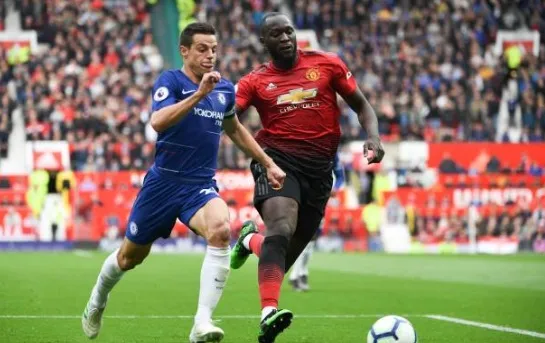 Lukaku húc Azpilicueta làm hư máy ảnh thợ chụp - Bóng Đá