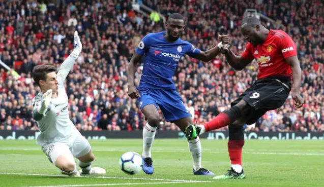 Lukaku húc Azpilicueta làm hư máy ảnh thợ chụp - Bóng Đá