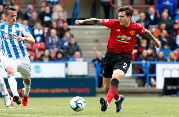 Herrera và Lindelof hò hét động viên đồng đội - Bóng Đá