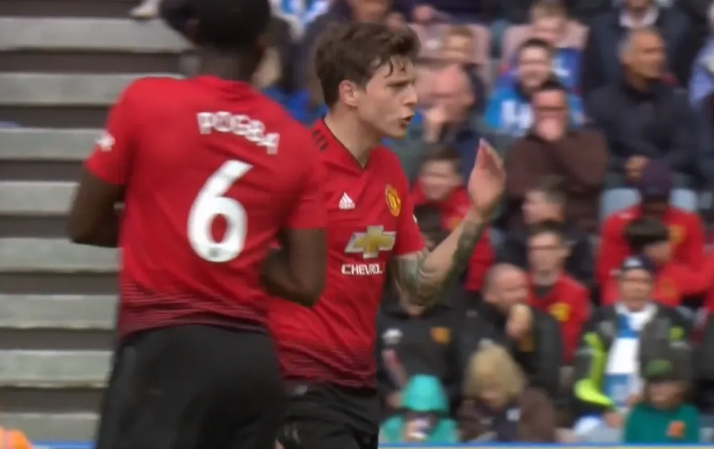 Herrera và Lindelof hò hét động viên đồng đội - Bóng Đá