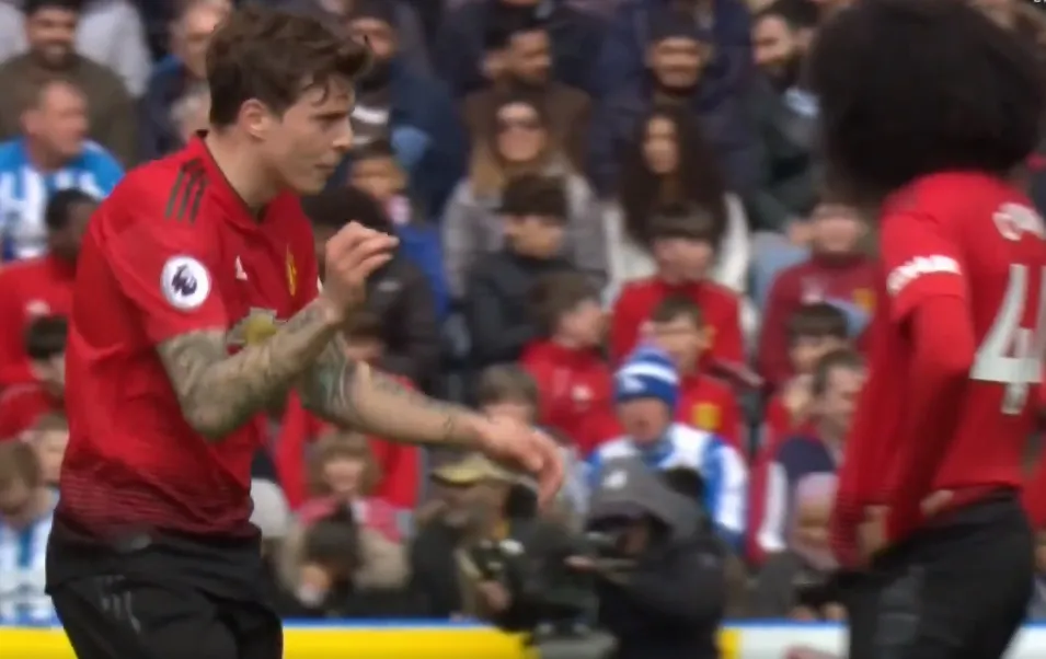 Herrera và Lindelof hò hét động viên đồng đội - Bóng Đá